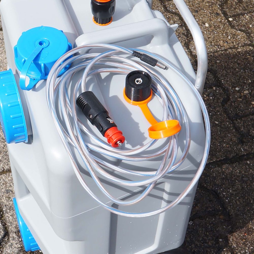 Aufgerolltes 12-Volt-Kabel mit Stecker für den Zigarettenanzünder auf dem Tank