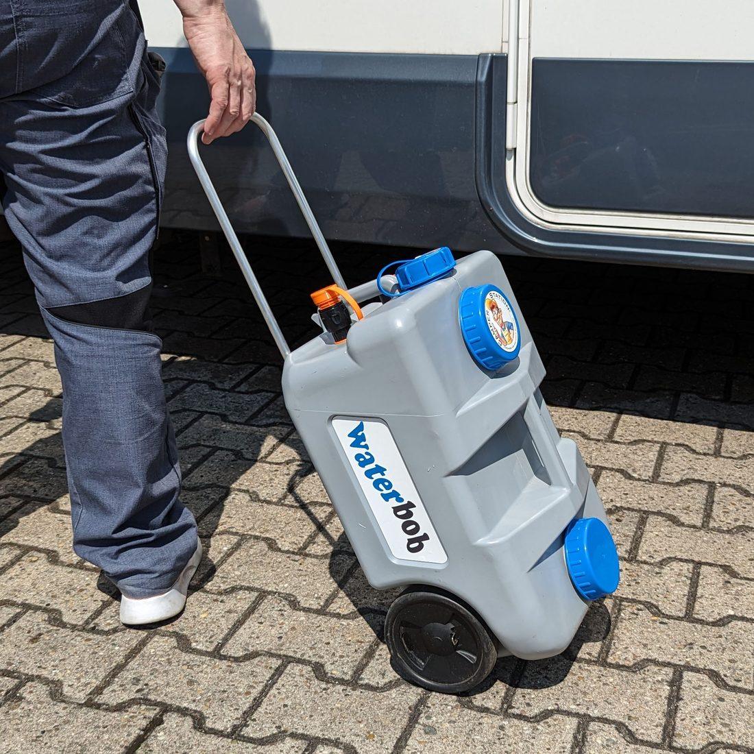 Der gefüllte WaterBob wird am ausgezogenen Bügel neben einem Wohnmobil gezogen