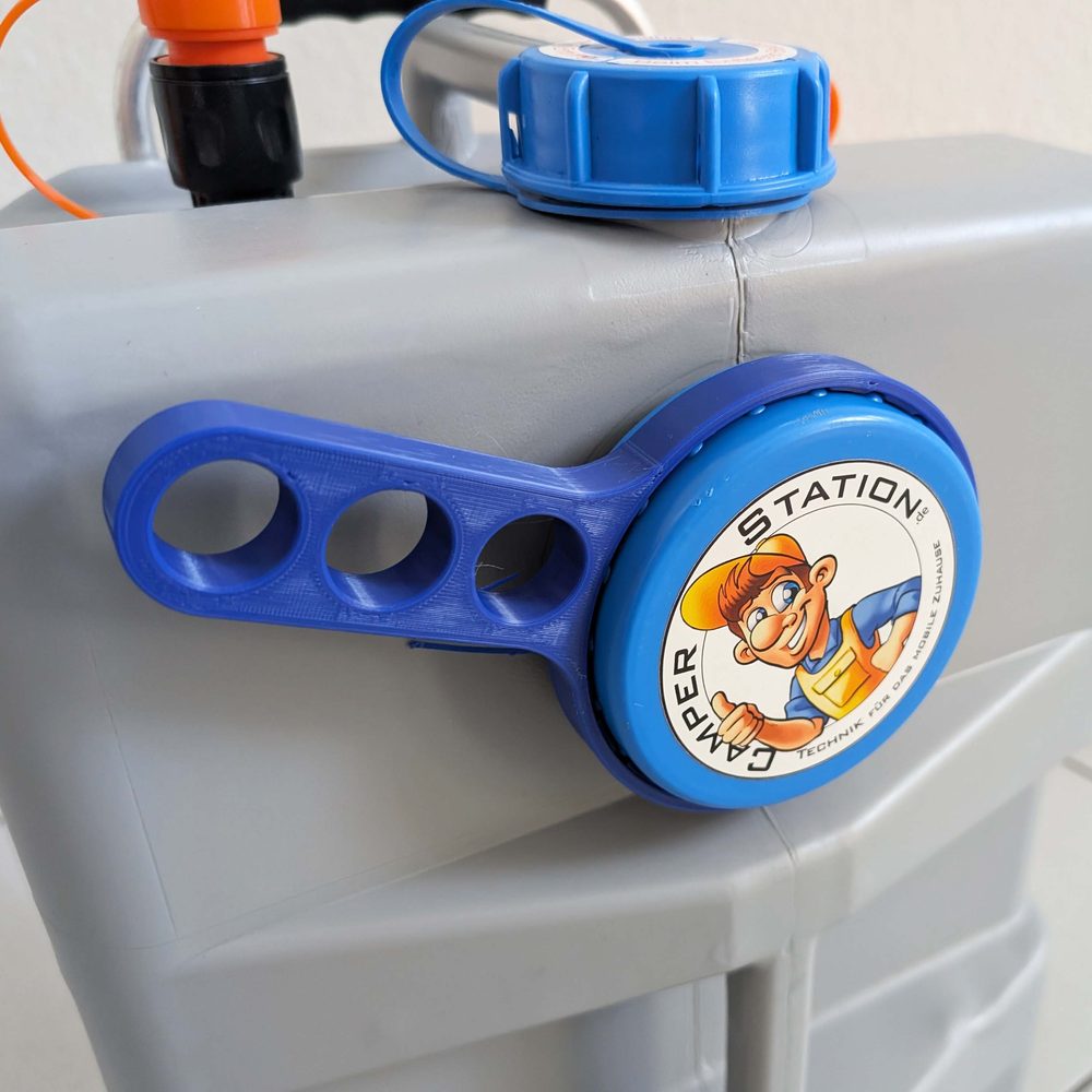 Blauer Schlüssel für DIN-96-Verschlüsse auf dem Deckel des WaterBob